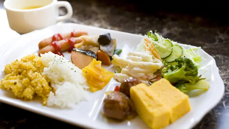 Assiette copieuse avec divers mets et accompagnements.
