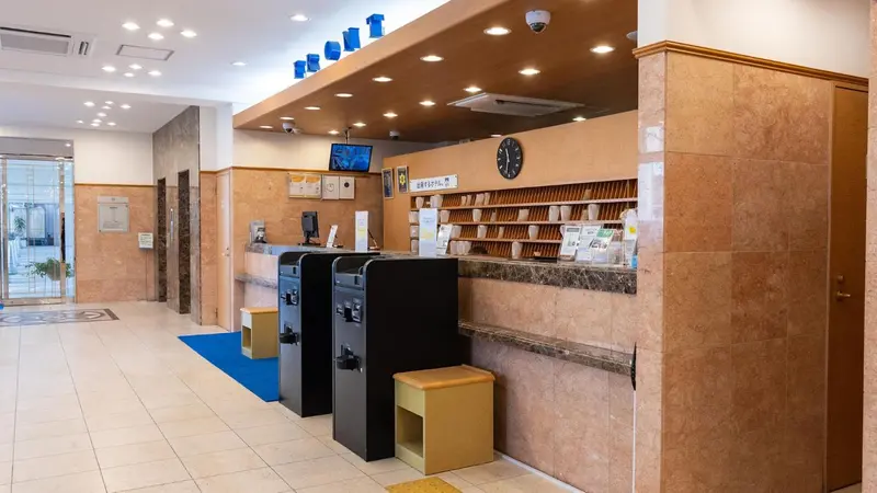 Un comptoir d'accueil lumineux avec des boîtes aux lettres et des sièges.