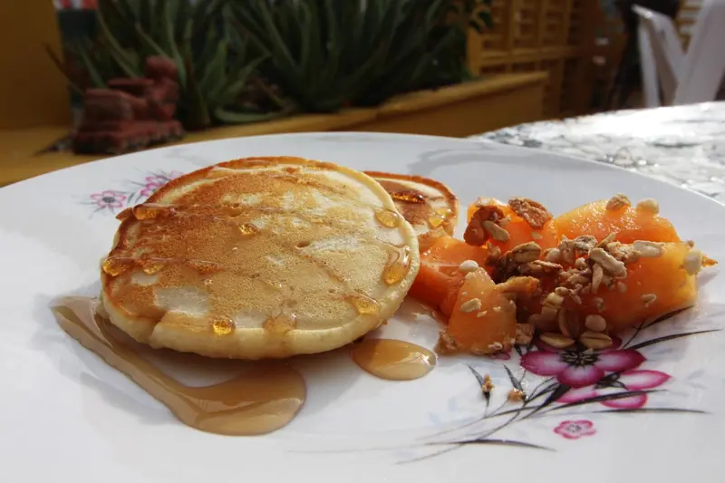 Assiette de crêpes au sirop et de fruits frais.