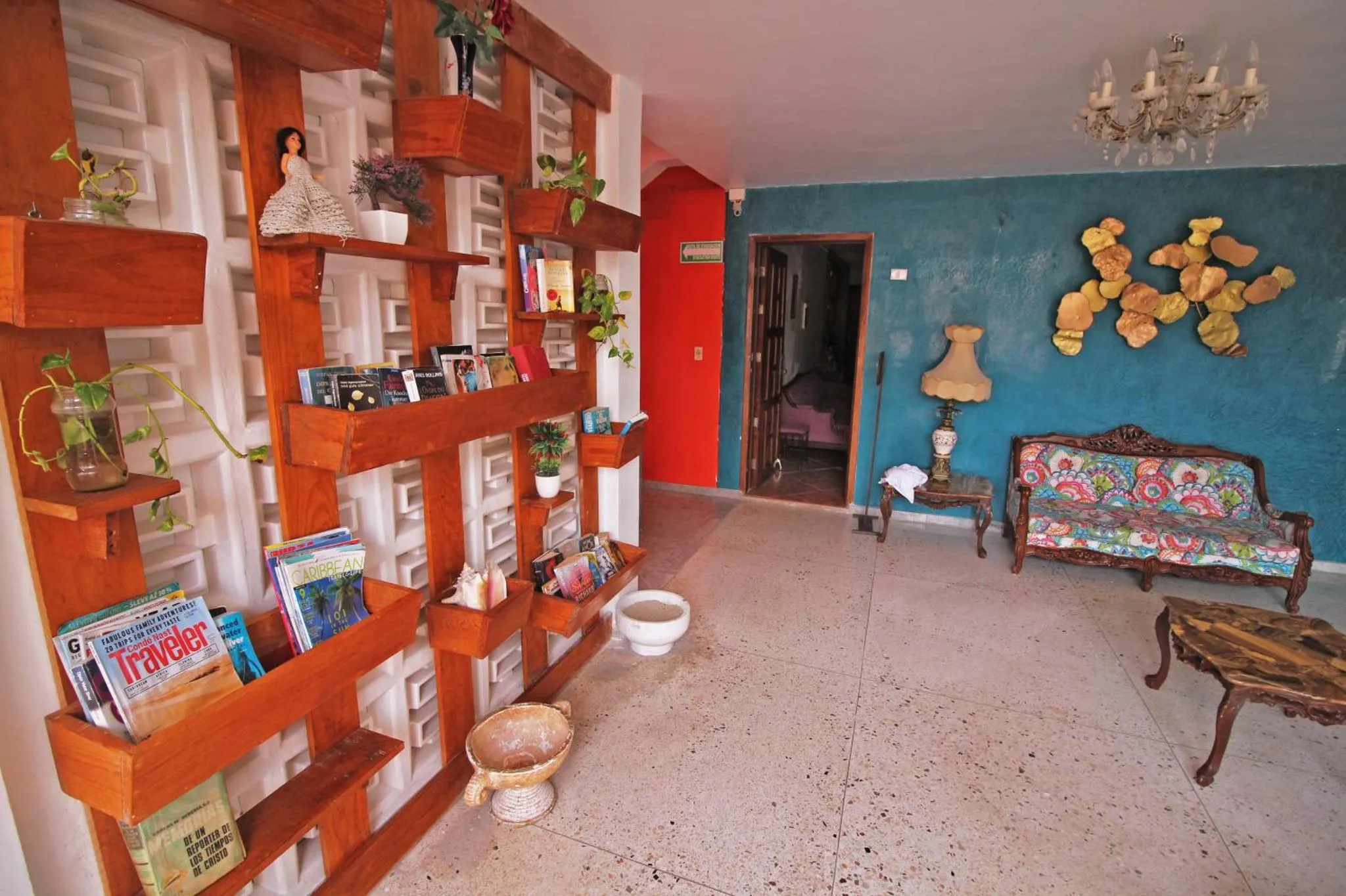Un espace de détente intérieur avec une bibliothèque et un canapé coloré.