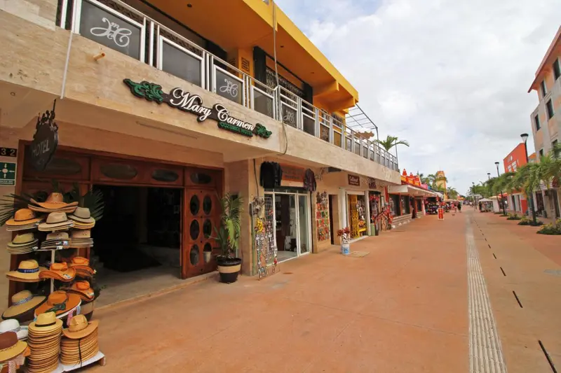 Façade d'un bâtiment avec des boutiques et un trottoir pavé.