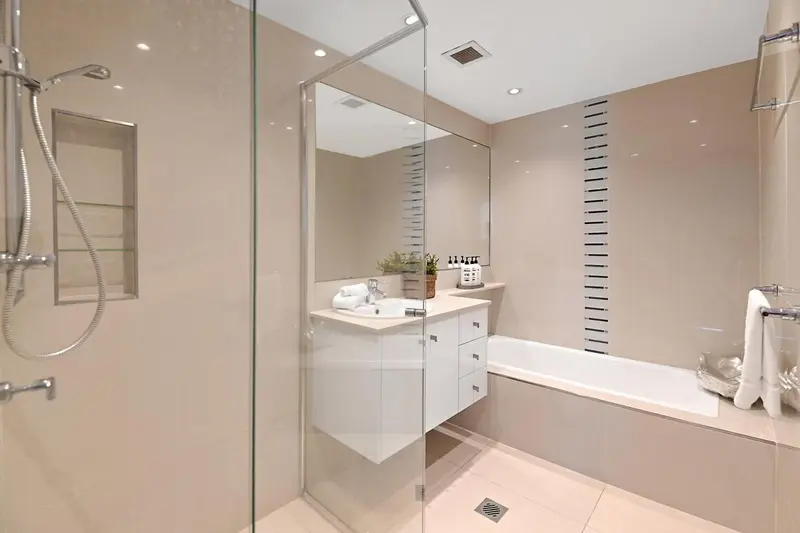 Une salle de bain moderne avec douche à l'italienne et baignoire.