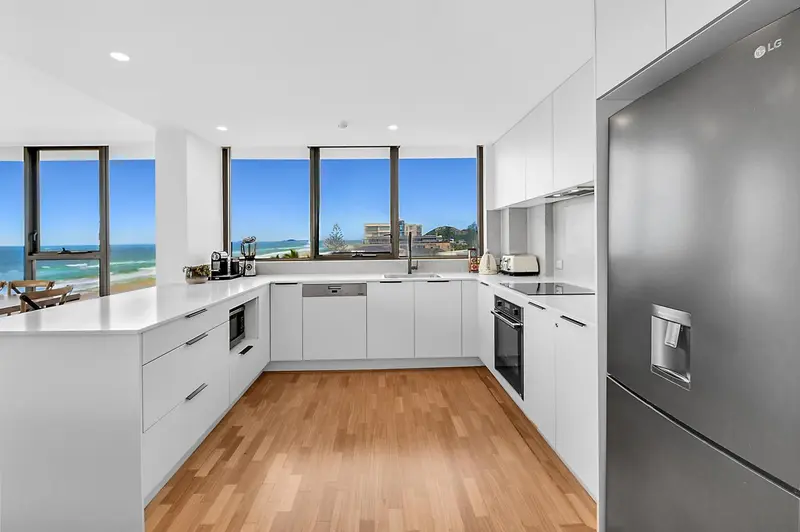 Cuisine moderne et lumineuse avec vue sur la mer.