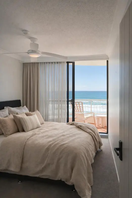Une chambre lumineuse donne sur une terrasse avec vue sur la mer.