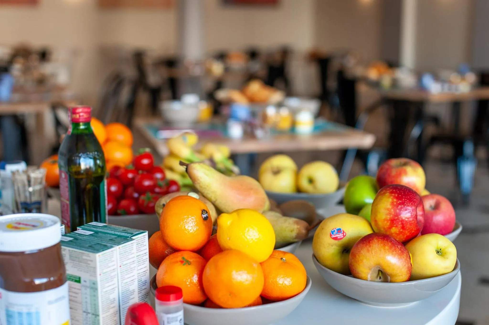Une table garnie de fruits frais et de boissons.