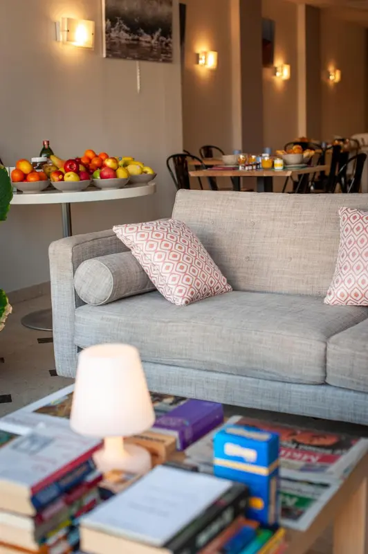 Un canapé confortable avec des coussins dans un espace de détente.