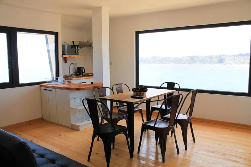 Une salle à manger lumineuse avec vue sur la mer.