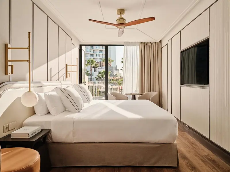 Une chambre lumineuse avec un grand lit et une vue sur la mer.
