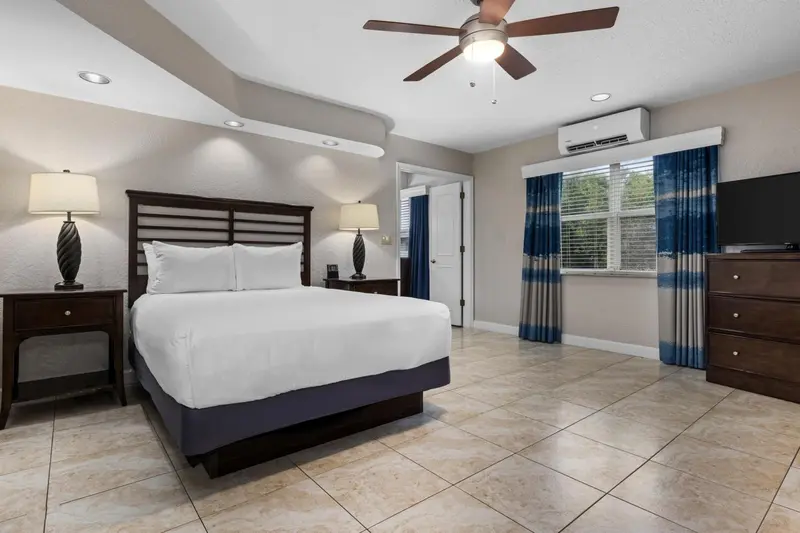 Une chambre lumineuse avec un grand lit et une décoration sobre.