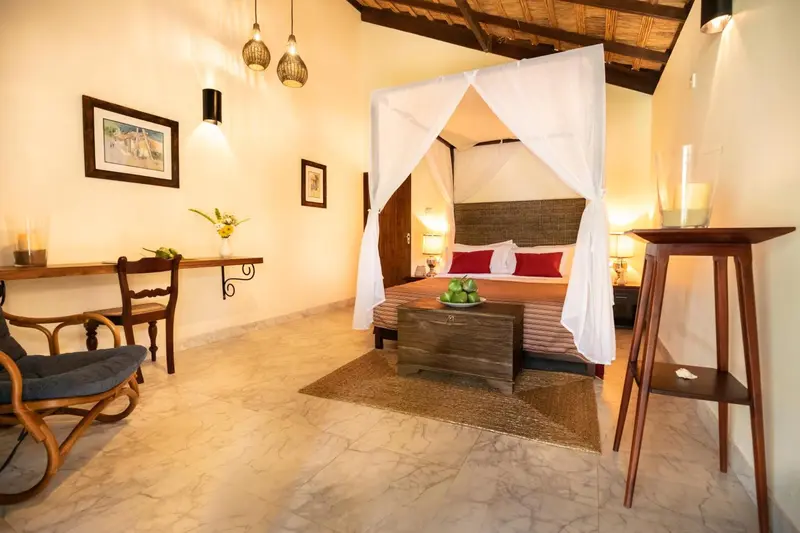 Une chambre lumineuse avec un lit à baldaquin et une décoration chaleureuse.