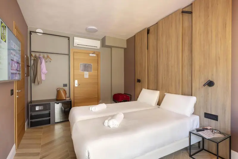 Une chambre avec un lit double et un espace de rangement.