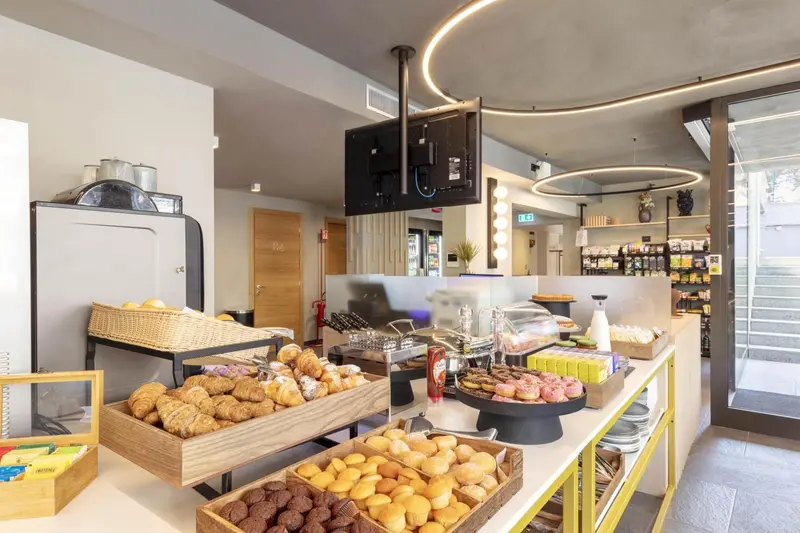 Un comptoir de buffet propose des viennoiseries et des pâtisseries.