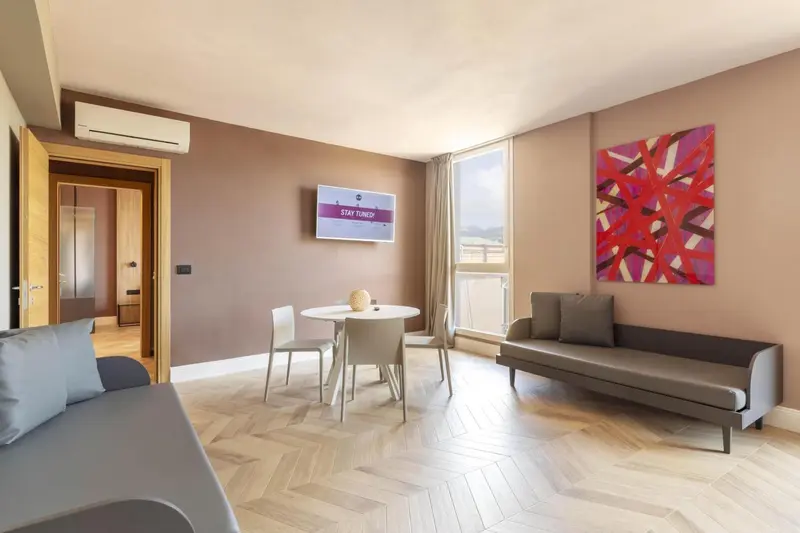 Espace de vie intérieur avec canapé, table et télévision.
