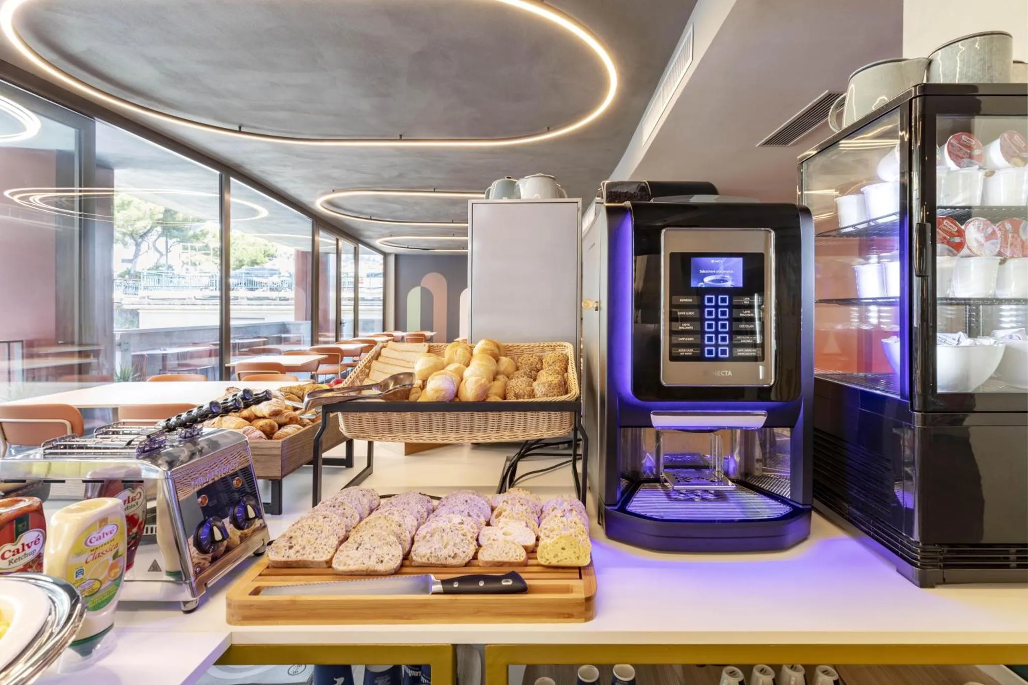 Un comptoir propose des viennoiseries et des boissons.