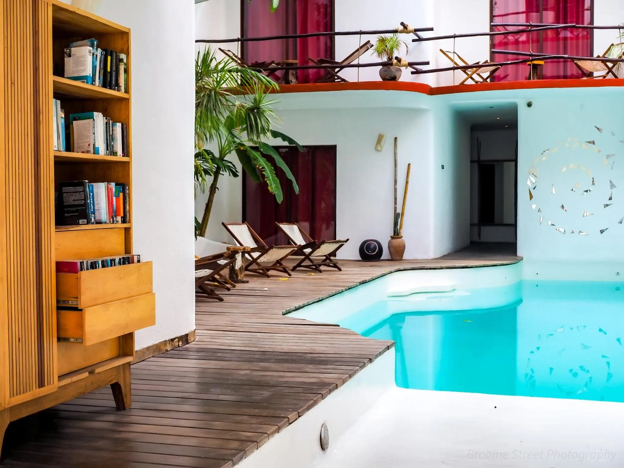 Espace intérieur lumineux avec piscine et mobilier de détente.