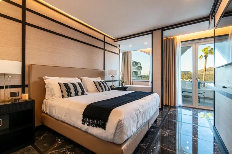 Une chambre moderne avec un grand lit et une vue sur la mer.
