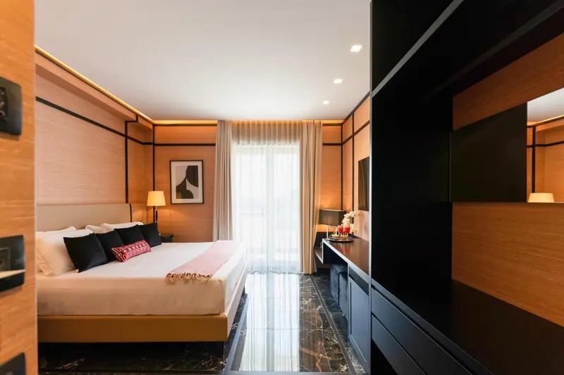 Chambre lumineuse avec un grand lit et une décoration moderne.