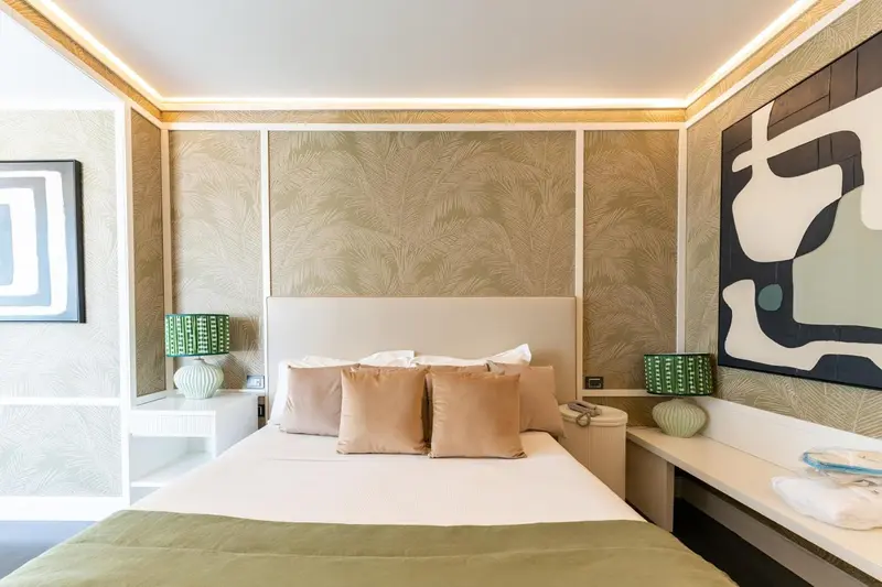 Une chambre lumineuse avec un grand lit et des oreillers moelleux.