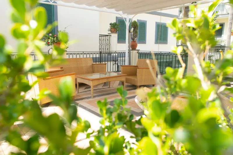 Espace extérieur aménagé avec des meubles de jardin et des plantes.