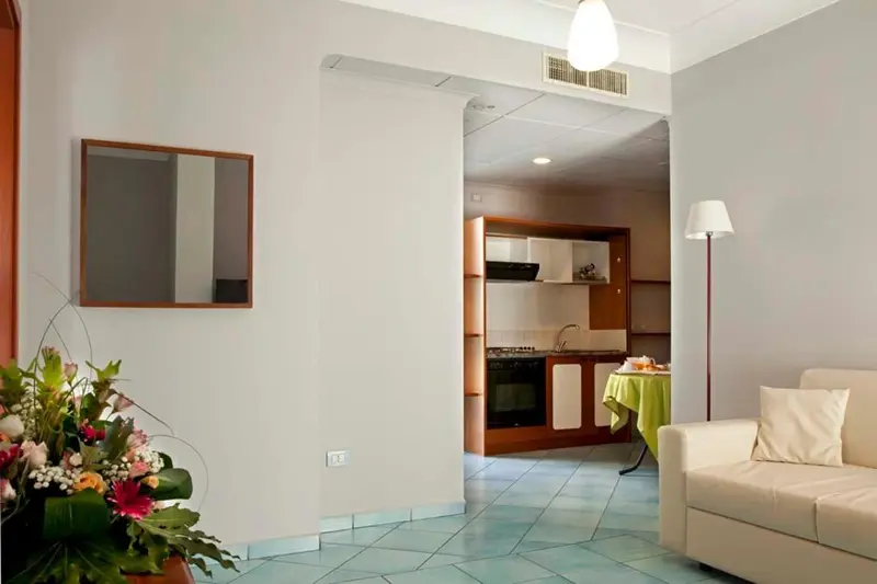 Une pièce lumineuse avec un canapé et une kitchenette.