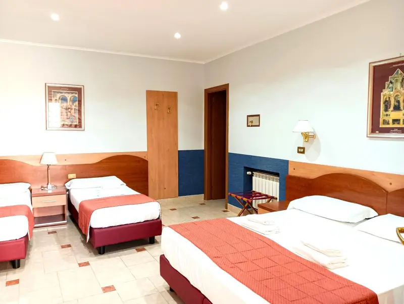 Chambre avec lits simples et décoration murale.