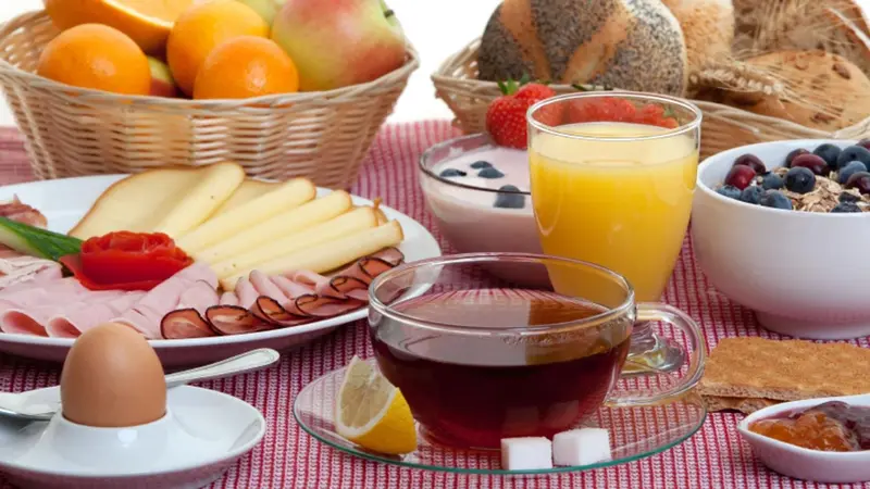 Une table garnie de divers aliments pour le petit-déjeuner.