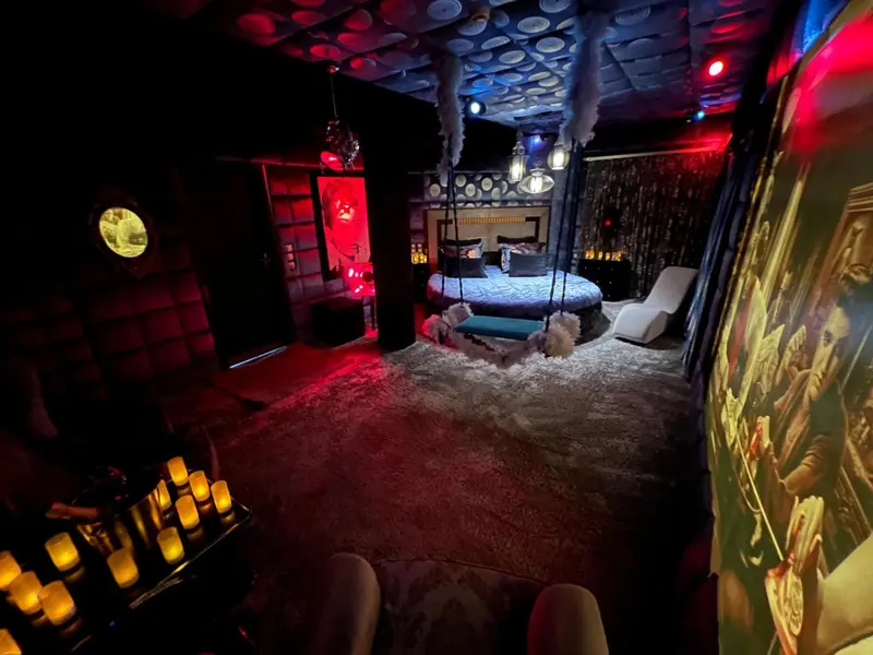 Une chambre à coucher aux couleurs vives et à l'éclairage tamisé.