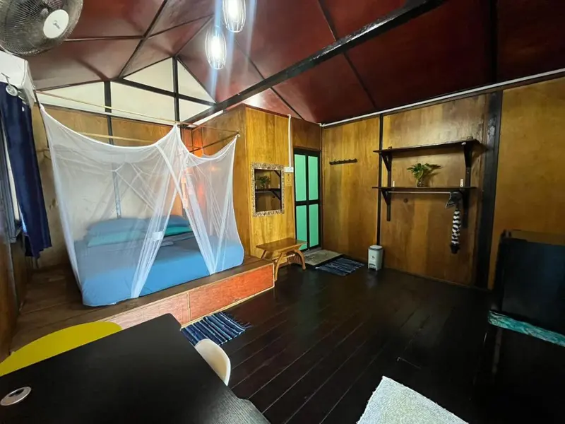 Une chambre avec un lit à baldaquin et une décoration en bois.