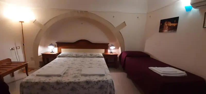 Une chambre avec un grand lit et un lit simple.