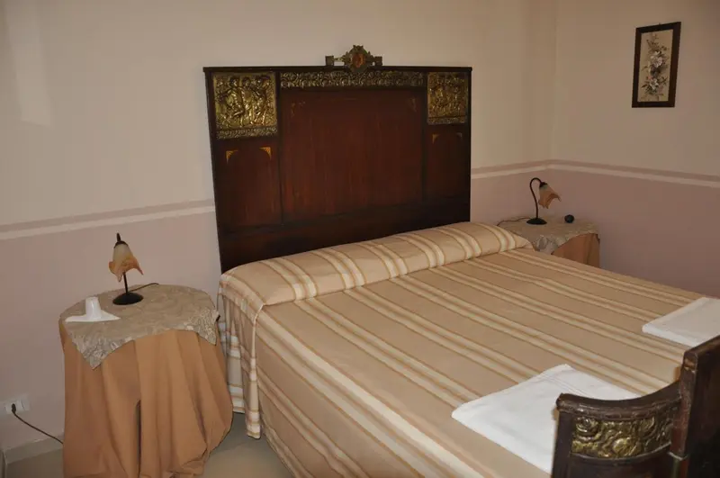 Une chambre à coucher avec un grand lit et des tables de chevet.