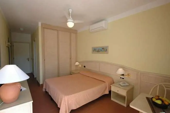 Une chambre lumineuse avec un lit et des meubles en bois.