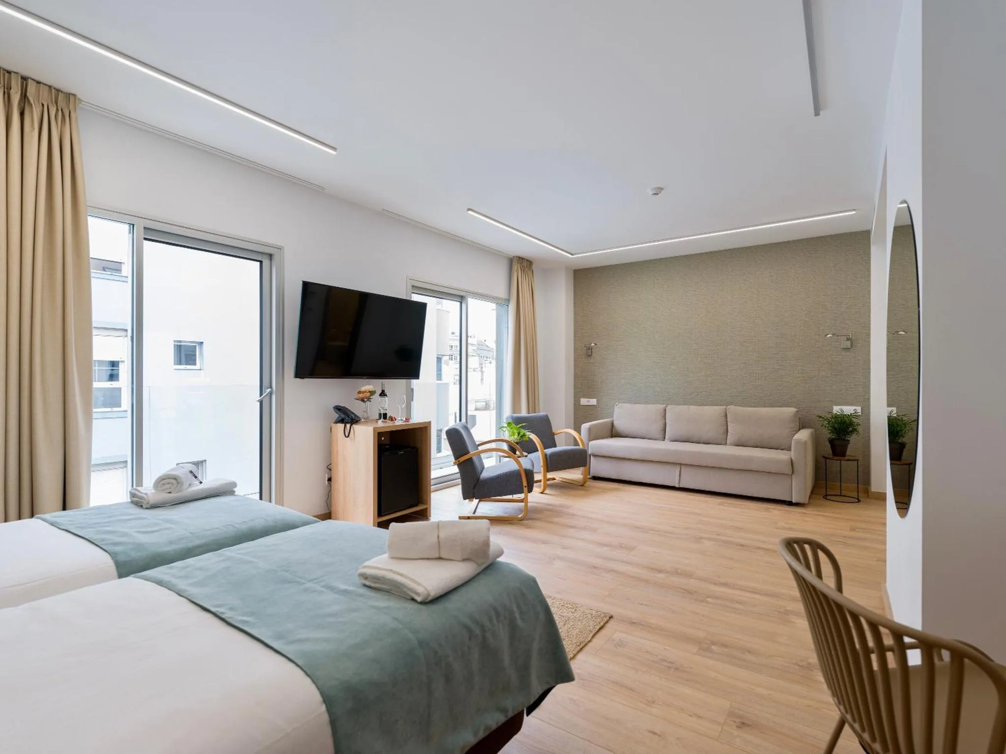 Espace de vie lumineux avec un lit et un coin salon.