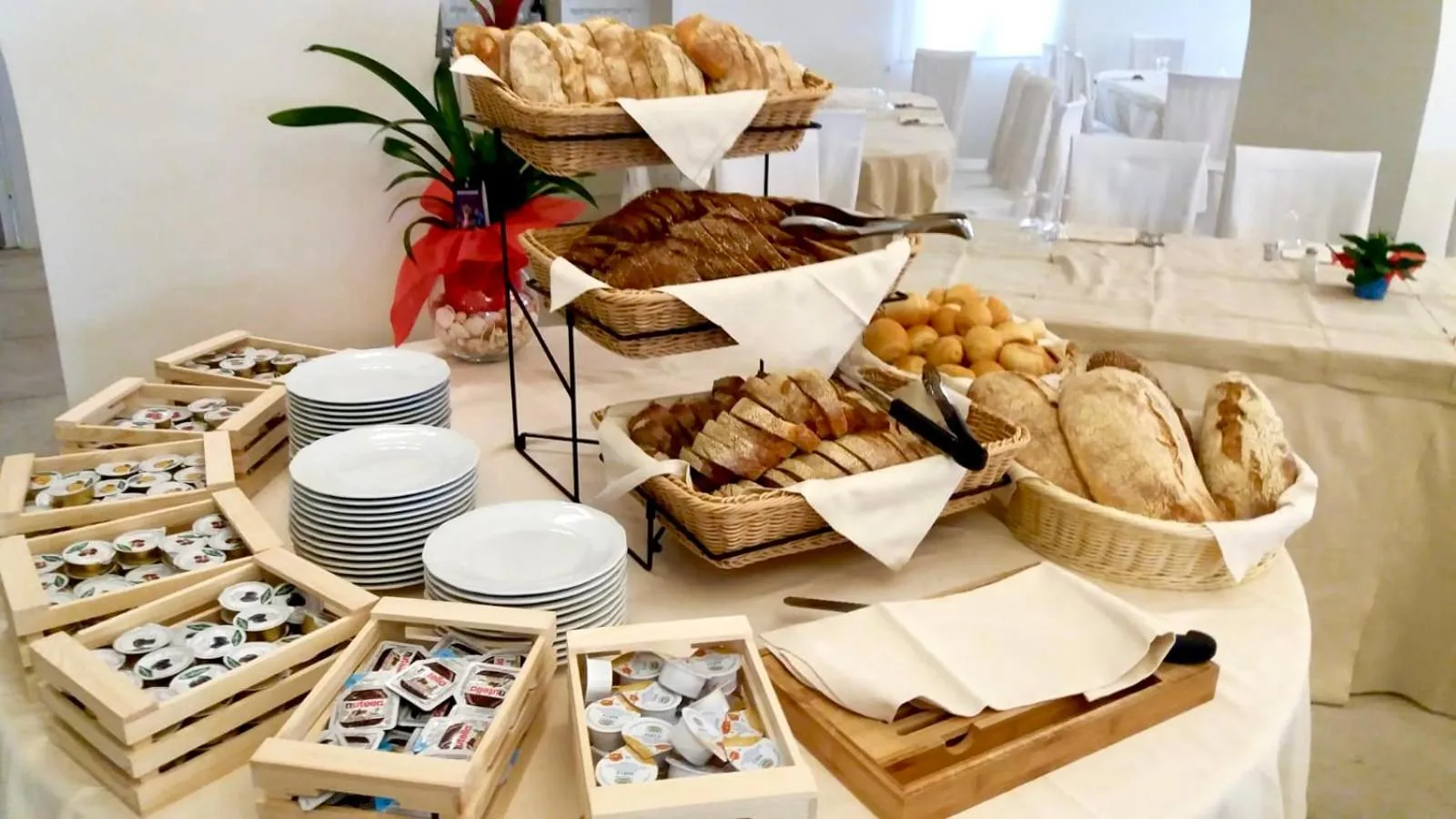 Présentation de viennoiseries et de pains variés sur un buffet.
