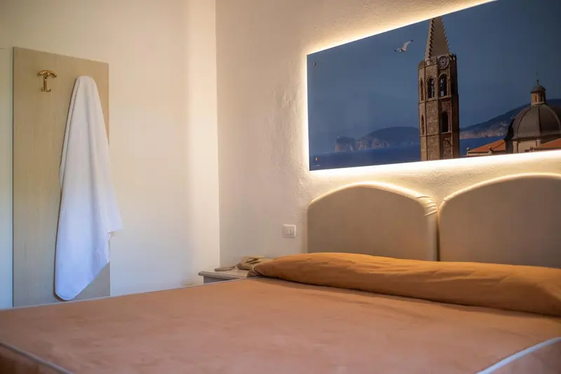 Une chambre à coucher avec un lit et une décoration murale.