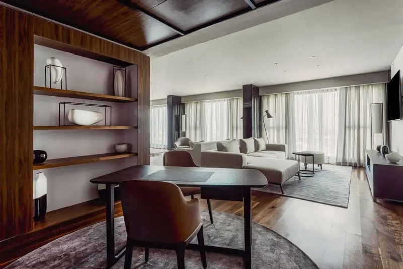 Un espace de vie intérieur moderne avec un coin salon et un bureau.