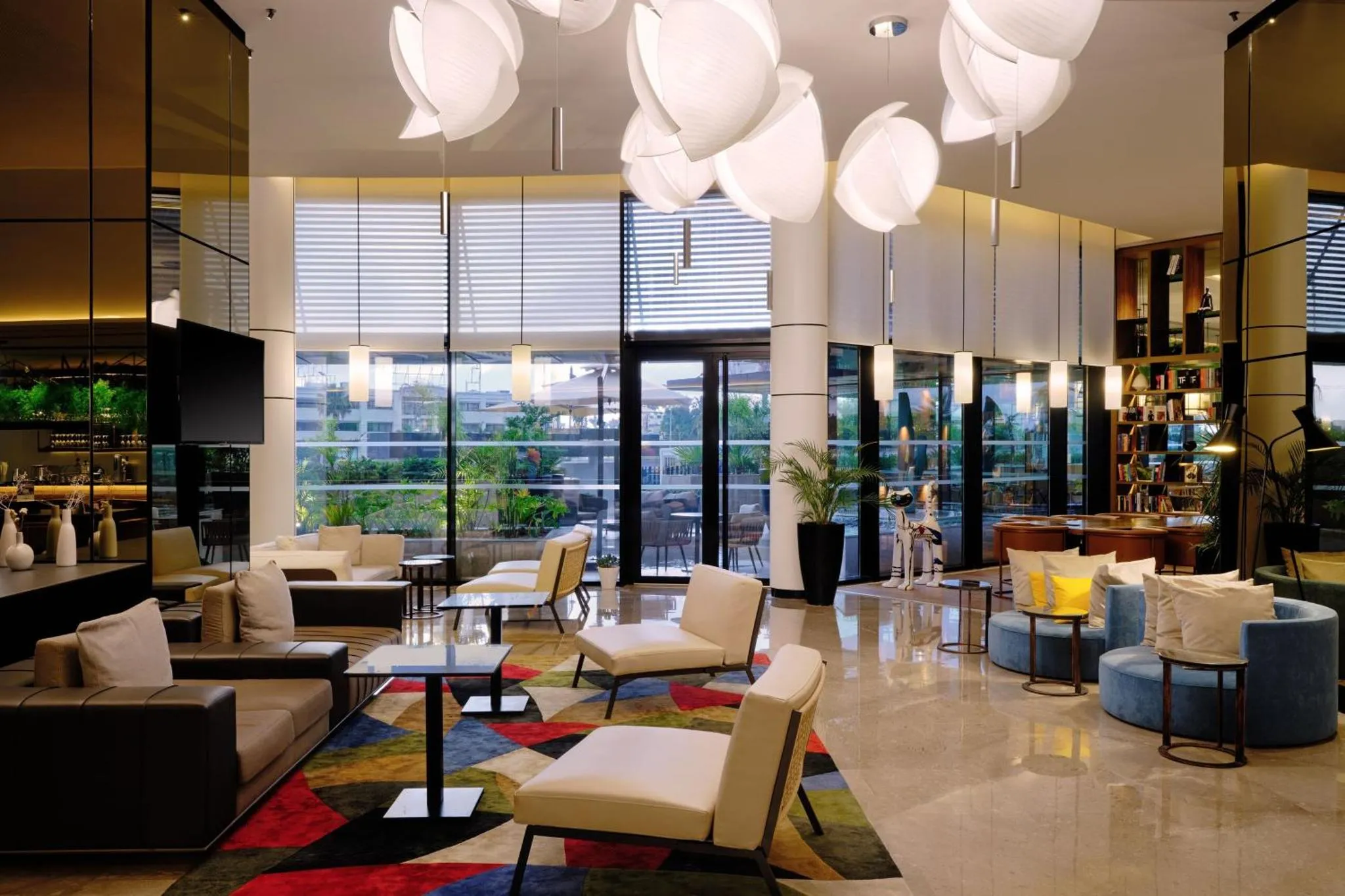 Un espace de détente intérieur avec des canapés et des fauteuils colorés.
