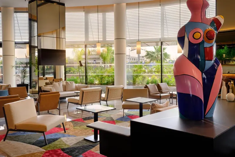 Un espace de détente intérieur avec des canapés et des fauteuils colorés.