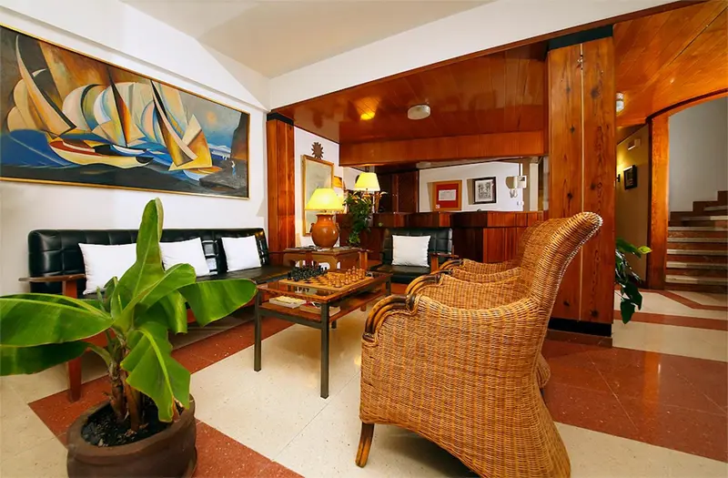 Un espace de détente intérieur avec des fauteuils et une table basse.