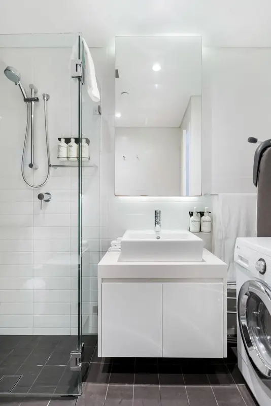 Une salle de bain moderne avec douche à l'italienne et lavabo.