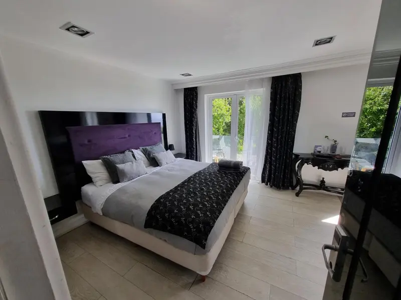 Une chambre moderne avec un grand lit et une décoration soignée.