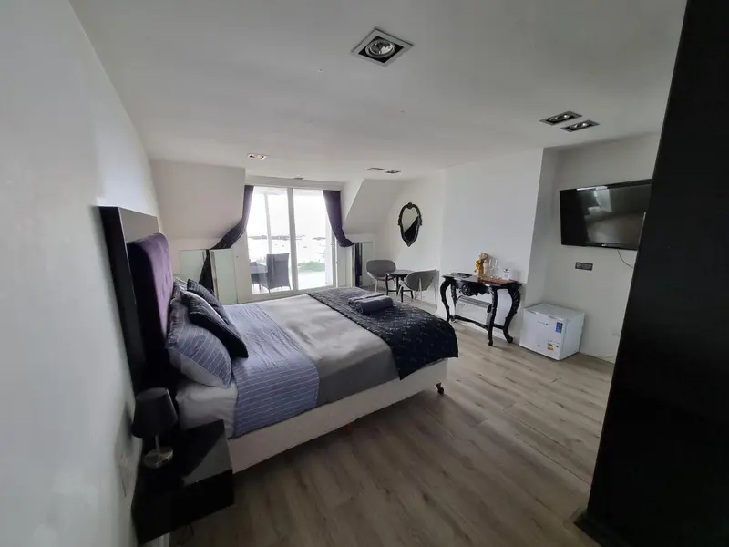 Chambre moderne avec un grand lit et une vue sur la mer.
