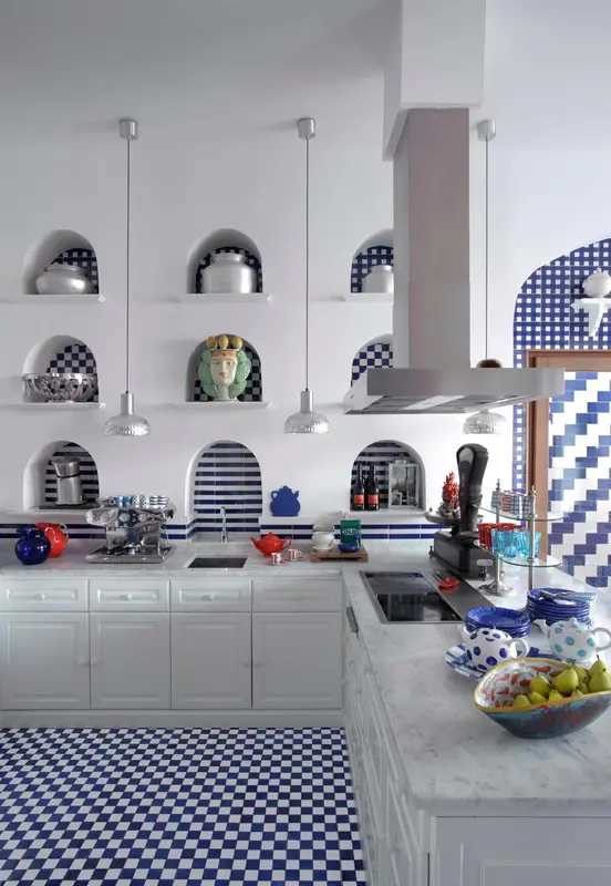 Une cuisine lumineuse avec des éléments décoratifs bleus et blancs.