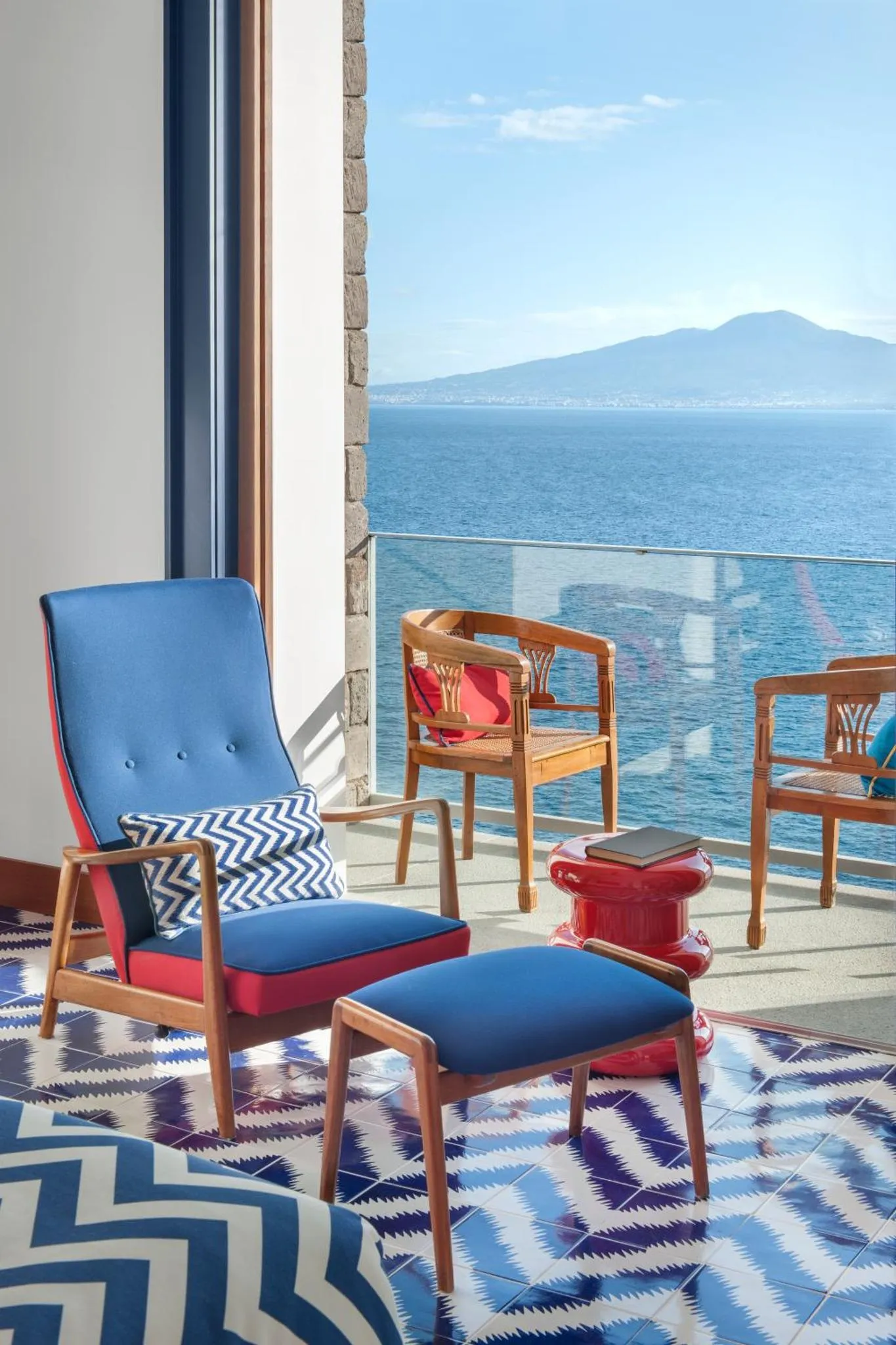 Terrasse avec mobilier d'extérieur et vue sur la mer.