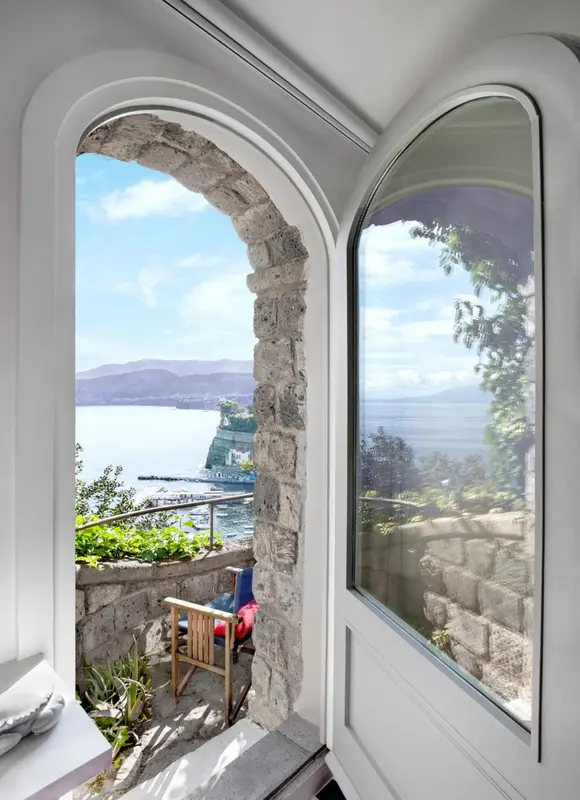 Vue sur la mer depuis une ouverture en arc.