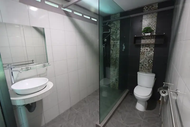 Une salle de bain moderne avec douche à l'italienne et lavabo intégré.