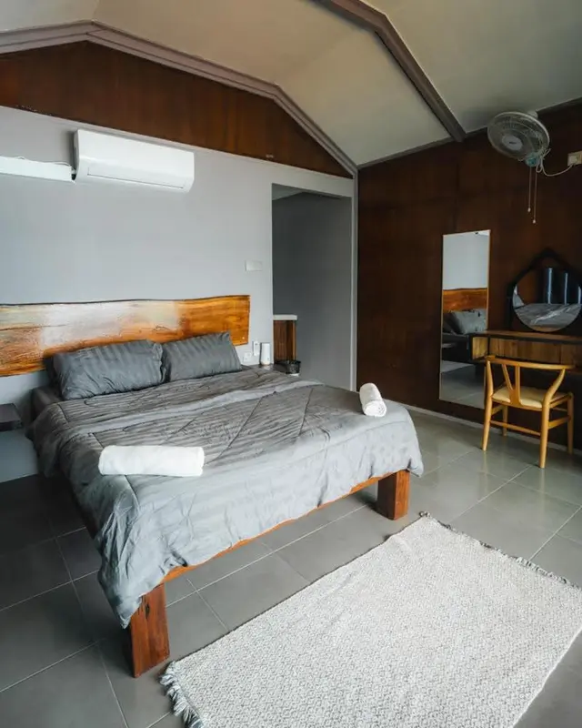 Une chambre à coucher avec un grand lit et un coin coiffeuse.