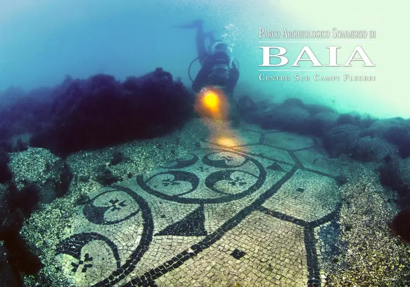 Vue sous-marine d'un site archéologique avec des mosaïques anciennes.