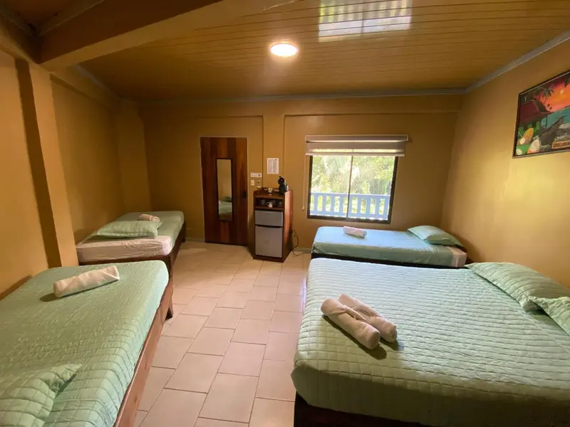 Chambre avec lits simples et vue sur l'extérieur.