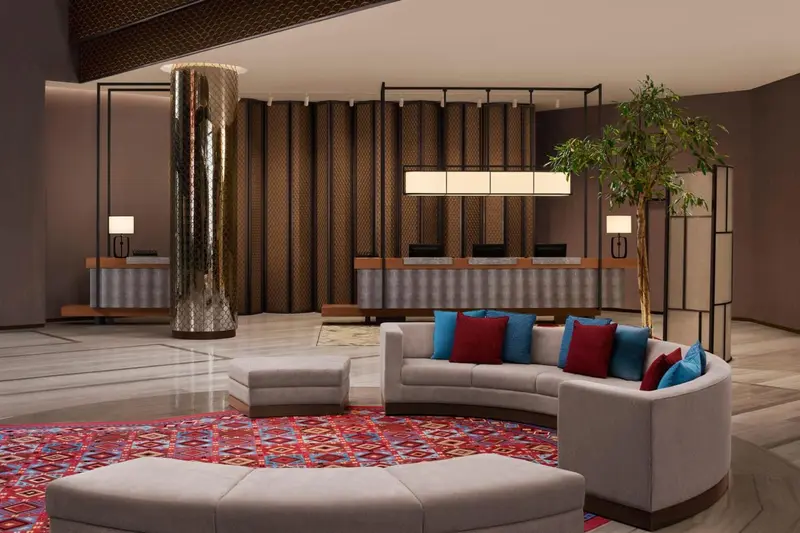 Un espace d'accueil moderne avec un comptoir et des canapés.