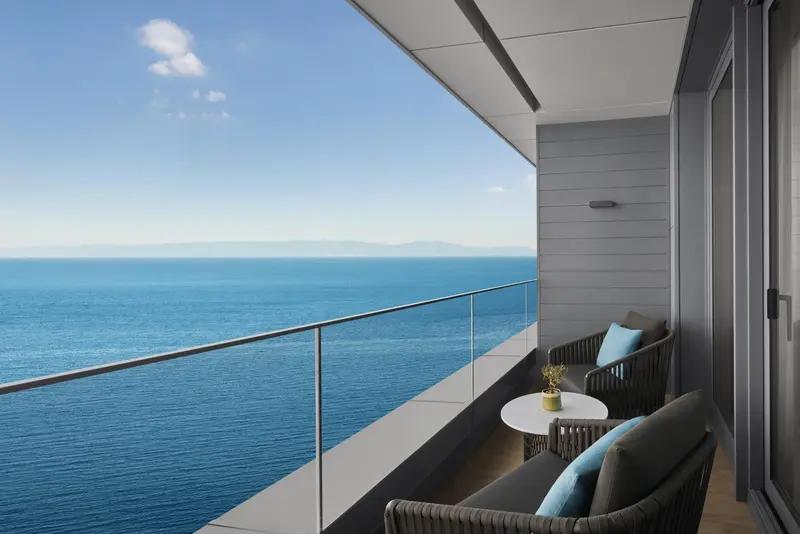 Terrasse avec mobilier d'extérieur donnant sur la mer.